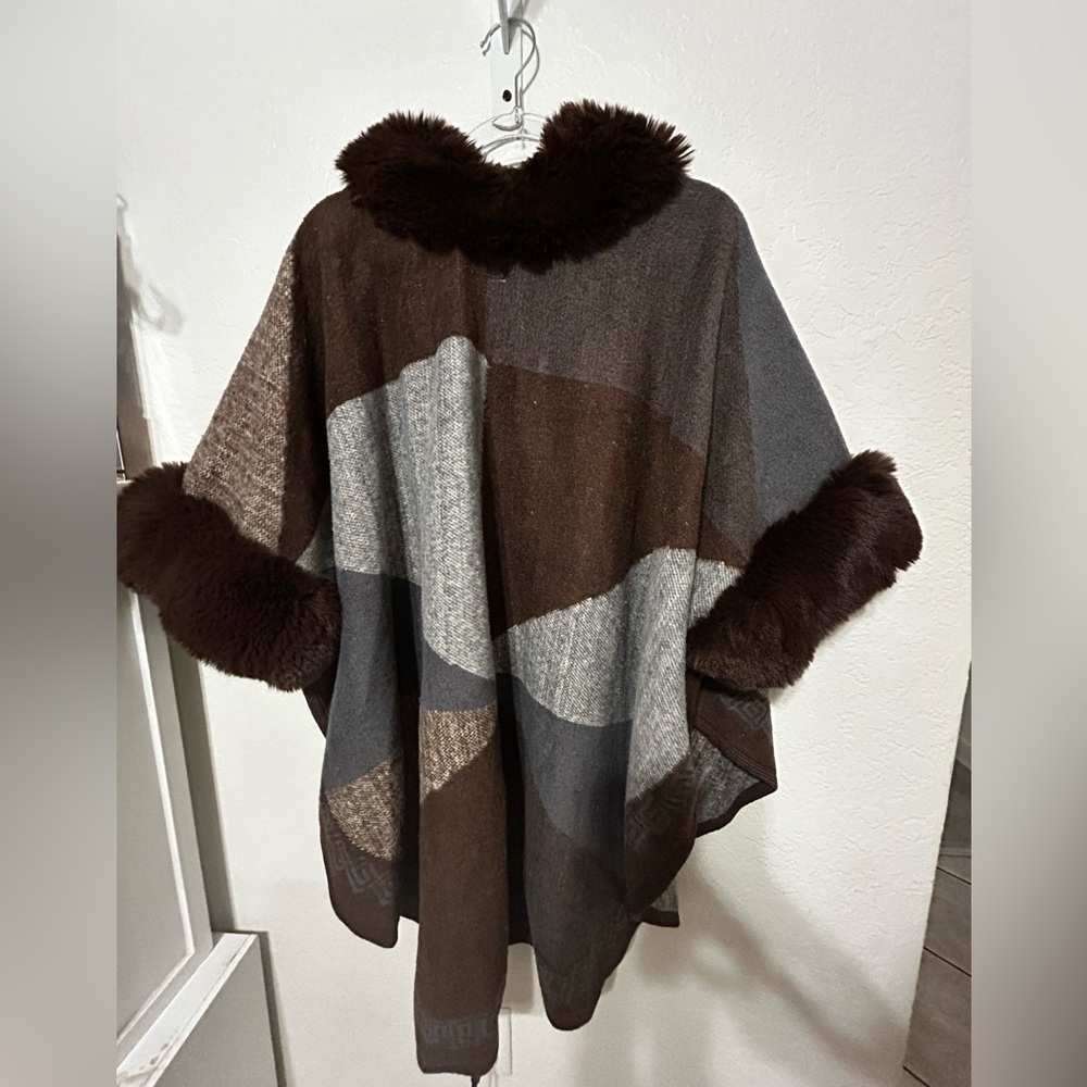 🐾Northern Angel poncho wrap/ Plaid Cape with Fur Trim size S/M GUC - Picture 10 of 11